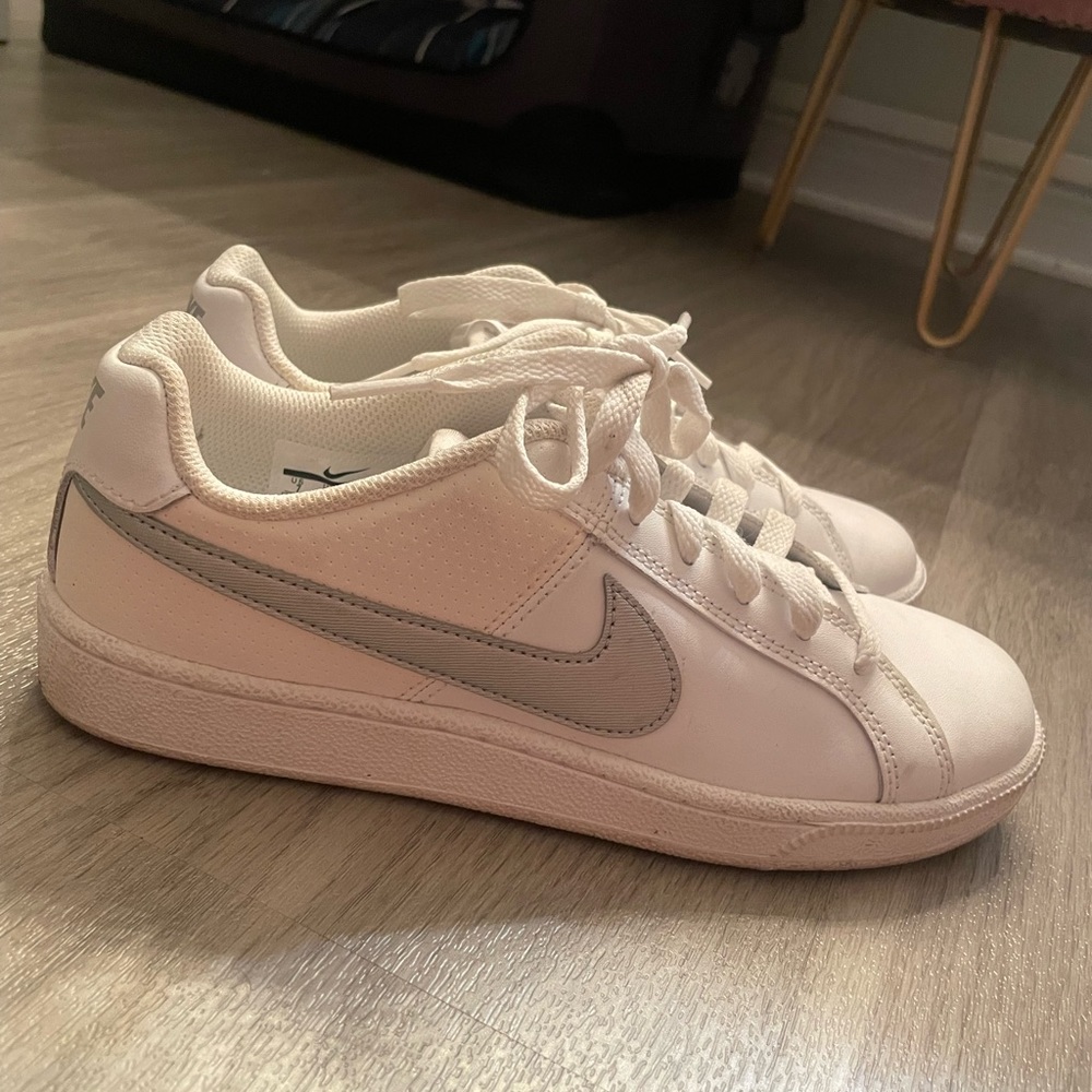 White Nike women’s sneakers